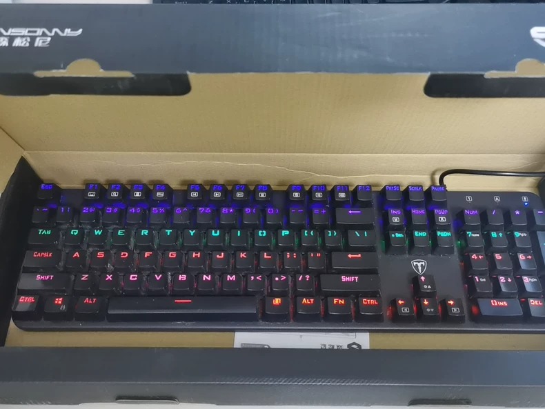 机械键盘，USB有线连接，RGB背光效果超赞。按键手感舒适，全触发无卡顿，适合游戏和办公。  普通的10元一套带鼠标 机械键盘25一套，不带鼠标  功能完好，灯